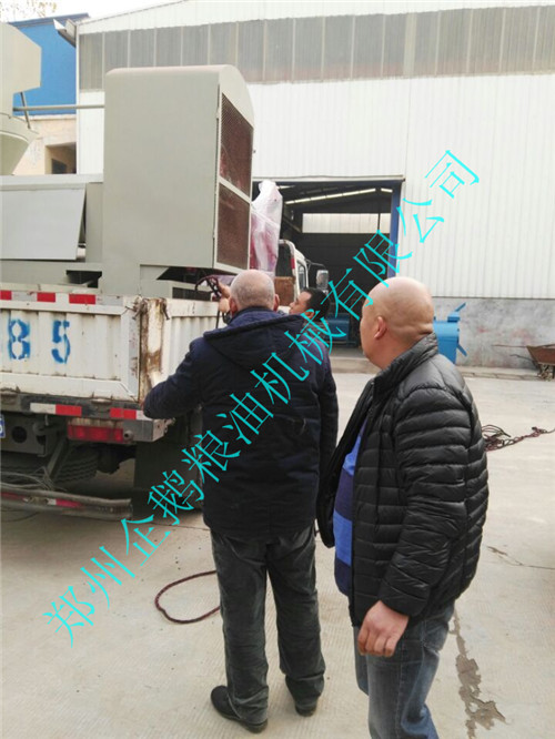 河南平頂山客戶當(dāng)場預(yù)定130型螺旋榨油機機器當(dāng)天發(fā)貨(圖2)